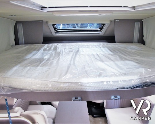 Burstner Lyseo TD 732 Privilege - Camper nuovo semintegrale 4 posti letto con dinette face-to-face, bagno e doccia separati, letto ad isola e letto basculante. Su Fiat Ducato 140 CV