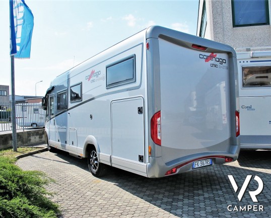 Carthago Chic C-Line I 4.8: Camper motorhome usato di colore Grigio Silver, con letti gemelli in coda, lunghezza totale di 7,38 m. Su motore Fiat Ducato 150 CV, per patente C
