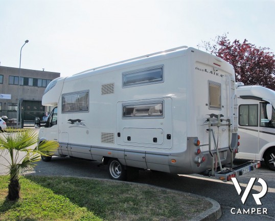 Laika Kreos 3002: camper mansardato usato con letti a castello posteriori, dinette convertibile, bagno con doccia separata. Su motore Iveco 3.0 M-Jet 180 CV, con cambio manuale. In vendita da Italia VR a Torino - Druento