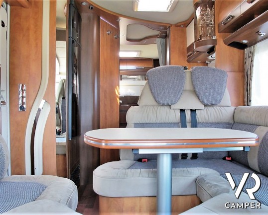 Carthago Chic C-Line I 4.8: Camper motorhome usato di colore Grigio Silver, con letti gemelli in coda, lunghezza totale di 7,38 m. Su motore Fiat Ducato 150 CV, per patente C