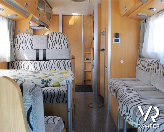 Laika Kreos 3002: camper mansardato usato con letti a castello posteriori, dinette convertibile, bagno con doccia separata. Su motore Iveco 3.0 M-Jet 180 CV, con cambio manuale. In vendita da Italia VR a Torino - Druento