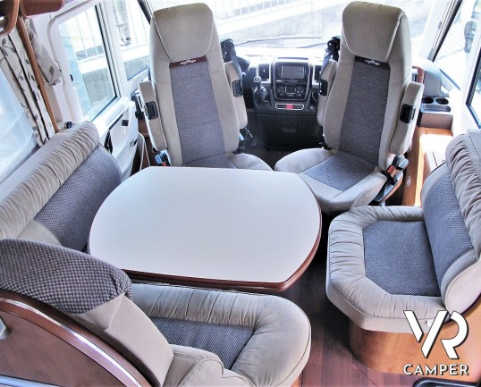 Carthago Chic C-Line I 4.8: Camper motorhome usato di colore Grigio Silver, con letti gemelli in coda, lunghezza totale di 7,38 m. Su motore Fiat Ducato 150 CV, per patente C