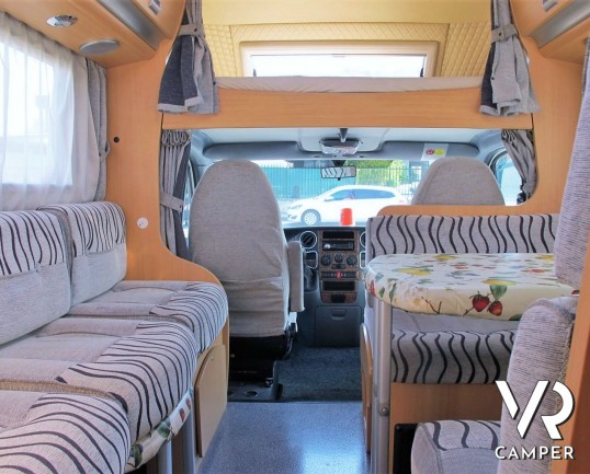 Laika Kreos 3002: camper mansardato usato con letti a castello posteriori, dinette convertibile, bagno con doccia separata. Su motore Iveco 3.0 M-Jet 180 CV, con cambio manuale. In vendita da Italia VR a Torino - Druento