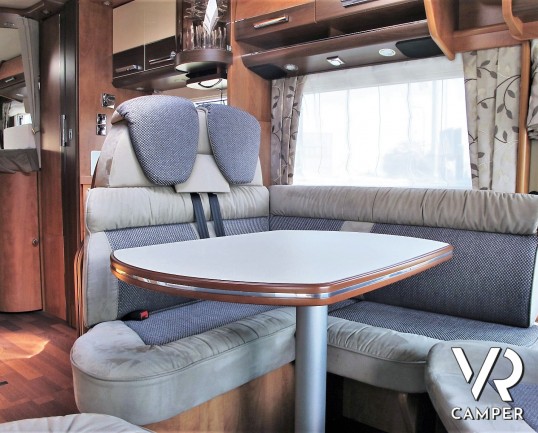 Carthago Chic C-Line I 4.8: Camper motorhome usato di colore Grigio Silver, con letti gemelli in coda, lunghezza totale di 7,38 m. Su motore Fiat Ducato 150 CV, per patente C