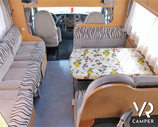 Laika Kreos 3002: camper mansardato usato con letti a castello posteriori, dinette convertibile, bagno con doccia separata. Su motore Iveco 3.0 M-Jet 180 CV, con cambio manuale. In vendita da Italia VR a Torino - Druento