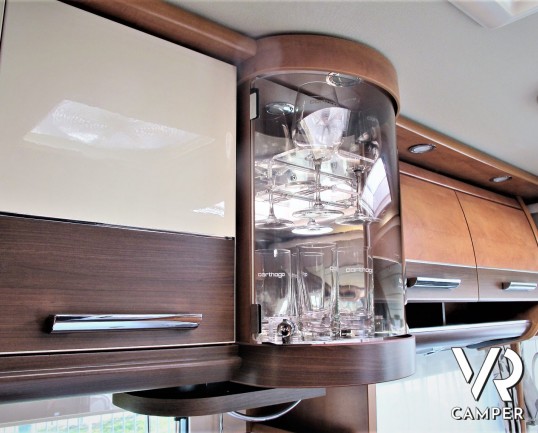 Carthago Chic C-Line I 4.8: Camper motorhome usato di colore Grigio Silver, con letti gemelli in coda, lunghezza totale di 7,38 m. Su motore Fiat Ducato 150 CV, per patente C