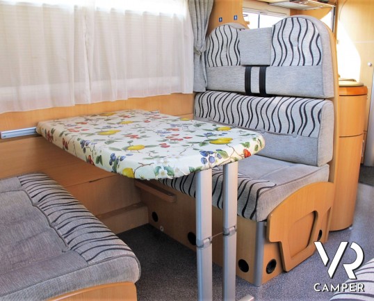 Laika Kreos 3002: camper mansardato usato con letti a castello posteriori, dinette convertibile, bagno con doccia separata. Su motore Iveco 3.0 M-Jet 180 CV, con cambio manuale. In vendita da Italia VR a Torino - Druento