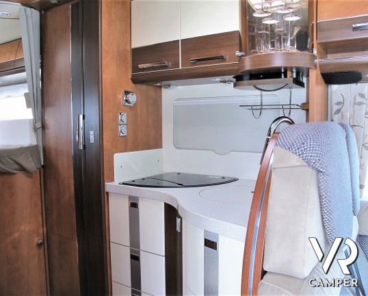 Carthago Chic C-Line I 4.8: Camper motorhome usato di colore Grigio Silver, con letti gemelli in coda, lunghezza totale di 7,38 m. Su motore Fiat Ducato 150 CV, per patente C