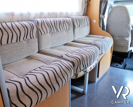 Laika Kreos 3002: camper mansardato usato con letti a castello posteriori, dinette convertibile, bagno con doccia separata. Su motore Iveco 3.0 M-Jet 180 CV, con cambio manuale. In vendita da Italia VR a Torino - Druento