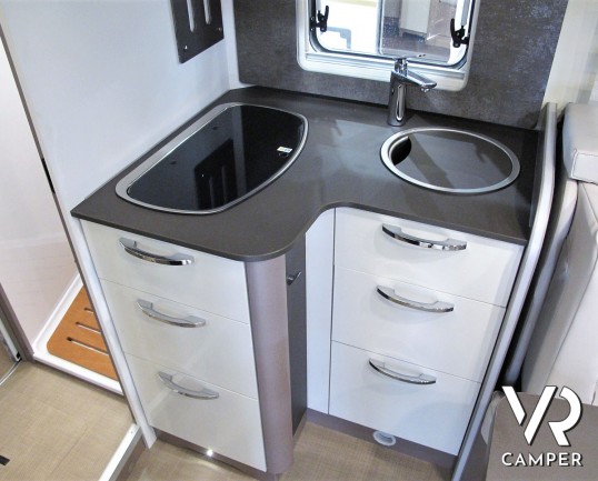 Burstner Lyseo TD 732 Privilege - Camper nuovo semintegrale 4 posti letto con dinette face-to-face, bagno e doccia separati, letto ad isola e letto basculante. Su Fiat Ducato 140 CV