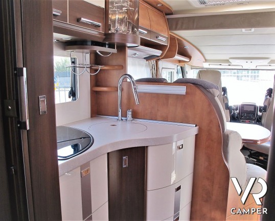 Carthago Chic C-Line I 4.8: Camper motorhome usato di colore Grigio Silver, con letti gemelli in coda, lunghezza totale di 7,38 m. Su motore Fiat Ducato 150 CV, per patente C