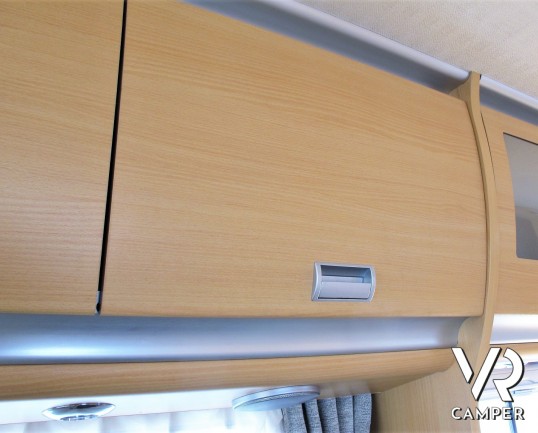 Laika Kreos 3002: camper mansardato usato con letti a castello posteriori, dinette convertibile, bagno con doccia separata. Su motore Iveco 3.0 M-Jet 180 CV, con cambio manuale. In vendita da Italia VR a Torino - Druento