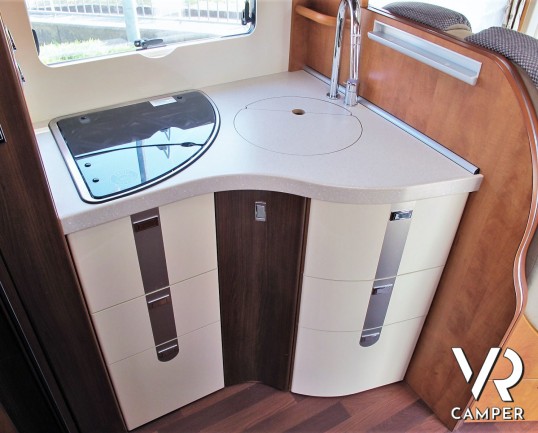 Carthago Chic C-Line I 4.8: Camper motorhome usato di colore Grigio Silver, con letti gemelli in coda, lunghezza totale di 7,38 m. Su motore Fiat Ducato 150 CV, per patente C