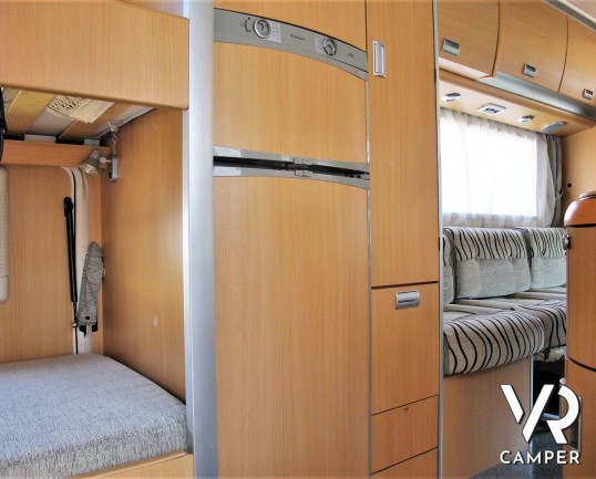 Laika Kreos 3002: camper mansardato usato con letti a castello posteriori, dinette convertibile, bagno con doccia separata. Su motore Iveco 3.0 M-Jet 180 CV, con cambio manuale. In vendita da Italia VR a Torino - Druento