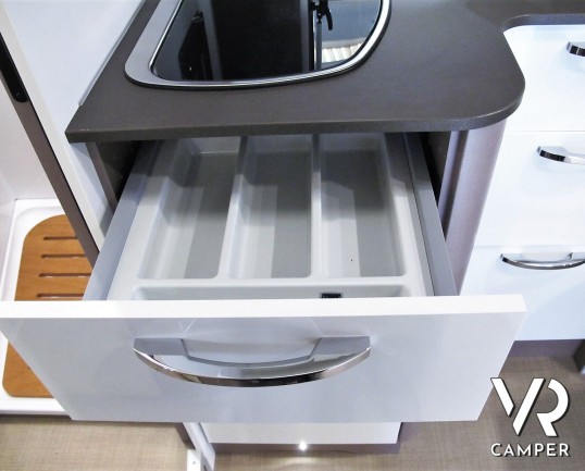 Burstner Lyseo TD 732 Privilege - Camper nuovo semintegrale 4 posti letto con dinette face-to-face, bagno e doccia separati, letto ad isola e letto basculante. Su Fiat Ducato 140 CV