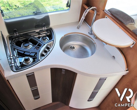 Carthago Chic C-Line I 4.8: Camper motorhome usato di colore Grigio Silver, con letti gemelli in coda, lunghezza totale di 7,38 m. Su motore Fiat Ducato 150 CV, per patente C