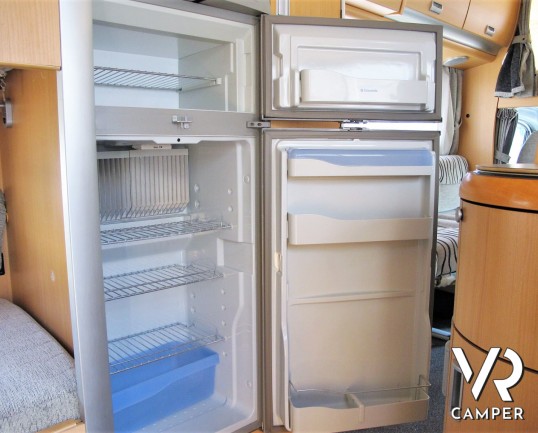 Laika Kreos 3002: camper mansardato usato con letti a castello posteriori, dinette convertibile, bagno con doccia separata. Su motore Iveco 3.0 M-Jet 180 CV, con cambio manuale. In vendita da Italia VR a Torino - Druento