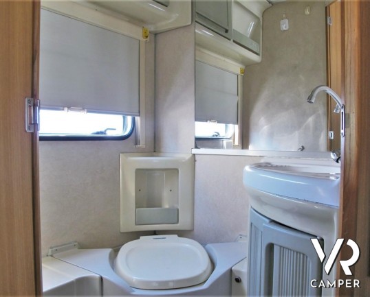 Camper usato mansardato Arca, 5 posti letto con dinette convertibile in letto, bagno spazioso e finestrato, cucina a L. In vendita da Italia VR a Torino.