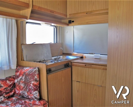Camper usato mansardato Arca, 5 posti letto con dinette convertibile in letto, bagno spazioso e finestrato, cucina a L. In vendita da Italia VR a Torino.