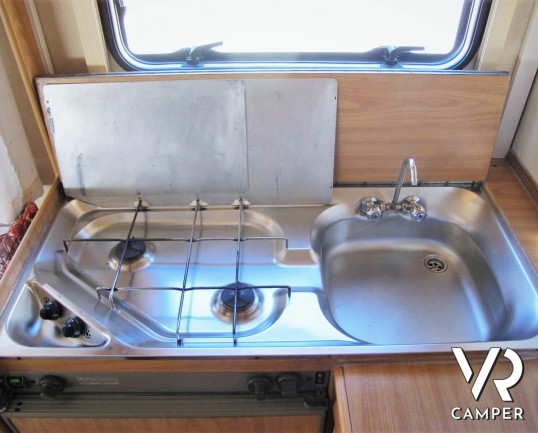 Camper usato mansardato Arca, 5 posti letto con dinette convertibile in letto, bagno spazioso e finestrato, cucina a L. In vendita da Italia VR a Torino.