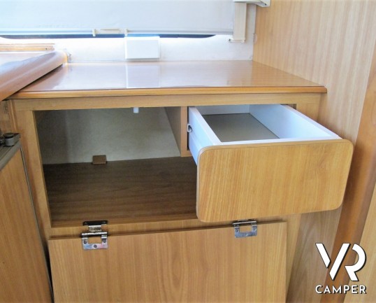 Camper usato mansardato Arca, 5 posti letto con dinette convertibile in letto, bagno spazioso e finestrato, cucina a L. In vendita da Italia VR a Torino.