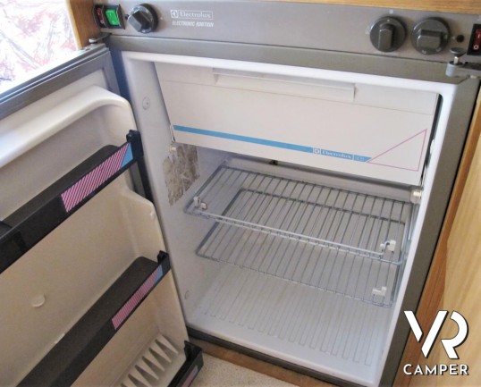 Camper usato mansardato Arca, 5 posti letto con dinette convertibile in letto, bagno spazioso e finestrato, cucina a L. In vendita da Italia VR a Torino.