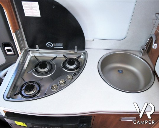 Laika Ecovip 305: camper usato semintegrale con letto matrimoniale posteriore e letto singolo basculante, su Fiat Ducato 130 CV, Euro 6 B. In vendita da Italia VR a Torino.