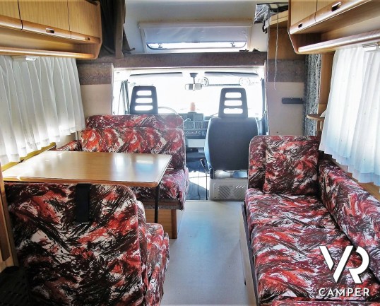 Camper usato mansardato Arca, 5 posti letto con dinette convertibile in letto, bagno spazioso e finestrato, cucina a L. In vendita da Italia VR a Torino.