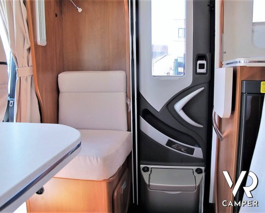 Laika Ecovip 305: camper usato semintegrale con letto matrimoniale posteriore e letto singolo basculante, su Fiat Ducato 130 CV, Euro 6 B. In vendita da Italia VR a Torino.
