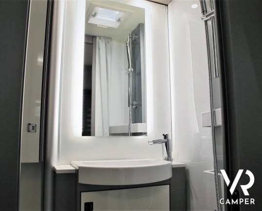 Burstner Lyseo TD 690 - camper nuovo semintegrale con letti gemelli e basculante, dinette trasformabile in letto. Pacchetto Premium. Su Fiat Ducato 140 CV. In vendita da Italia VR a Torino