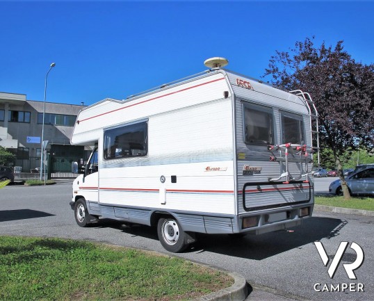 Camper usato mansardato Arca, 5 posti letto con dinette convertibile in letto, bagno spazioso e finestrato, cucina a L. In vendita da Italia VR a Torino.