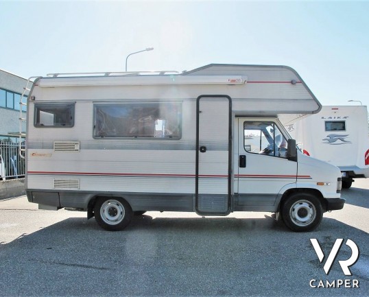 Camper usato mansardato Arca, 5 posti letto con dinette convertibile in letto, bagno spazioso e finestrato, cucina a L. In vendita da Italia VR a Torino.