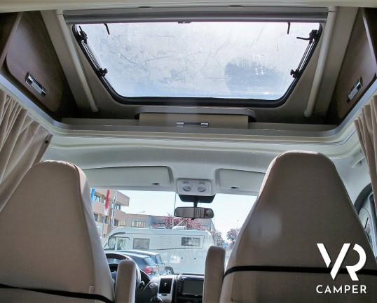 Laika Ecovip 305: camper usato semintegrale con letto matrimoniale posteriore e letto singolo basculante, su Fiat Ducato 130 CV, Euro 6 B. In vendita da Italia VR a Torino.