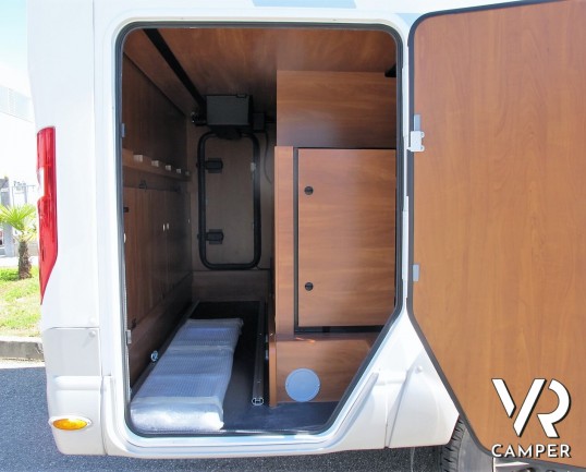 Laika Ecovip 305: camper usato semintegrale con letto matrimoniale posteriore e letto singolo basculante, su Fiat Ducato 130 CV, Euro 6 B. In vendita da Italia VR a Torino.
