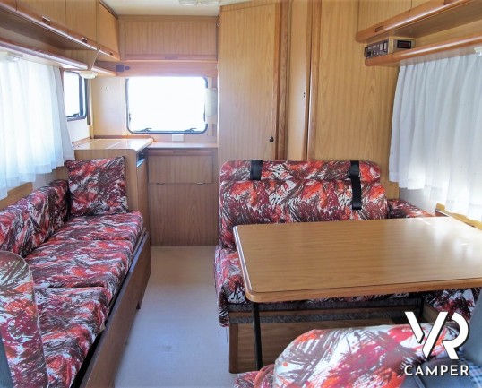 Camper usato mansardato Arca, 5 posti letto con dinette convertibile in letto, bagno spazioso e finestrato, cucina a L. In vendita da Italia VR a Torino.