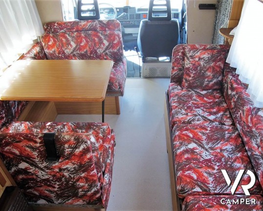 Camper usato mansardato Arca, 5 posti letto con dinette convertibile in letto, bagno spazioso e finestrato, cucina a L. In vendita da Italia VR a Torino.