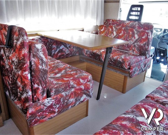 Camper usato mansardato Arca, 5 posti letto con dinette convertibile in letto, bagno spazioso e finestrato, cucina a L. In vendita da Italia VR a Torino.