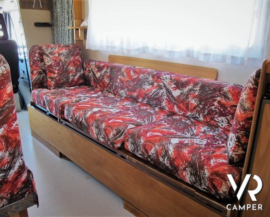 Camper usato mansardato Arca, 5 posti letto con dinette convertibile in letto, bagno spazioso e finestrato, cucina a L. In vendita da Italia VR a Torino.