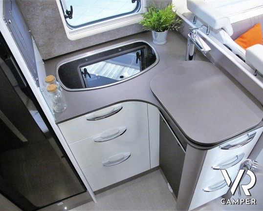 Burstner Lyseo TD 690 - camper nuovo semintegrale con letti gemelli e basculante, dinette trasformabile in letto. Pacchetto Premium. Su Fiat Ducato 140 CV. In vendita da Italia VR a Torino