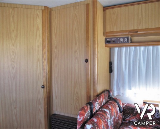 Camper usato mansardato Arca, 5 posti letto con dinette convertibile in letto, bagno spazioso e finestrato, cucina a L. In vendita da Italia VR a Torino.