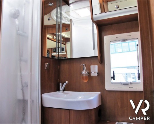 Laika Ecovip 305: camper usato semintegrale con letto matrimoniale posteriore e letto singolo basculante, su Fiat Ducato 130 CV, Euro 6 B. In vendita da Italia VR a Torino.