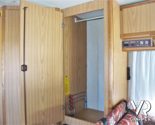 Camper usato mansardato Arca, 5 posti letto con dinette convertibile in letto, bagno spazioso e finestrato, cucina a L. In vendita da Italia VR a Torino.