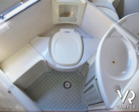 Camper usato mansardato Arca, 5 posti letto con dinette convertibile in letto, bagno spazioso e finestrato, cucina a L. In vendita da Italia VR a Torino.