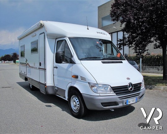 Arca 4.4 - Camper usato semintegrale 4 posti letto, con letto alla francese e dinette classica con divanetto laterale. Su meccanica Mercedes 170 CV.