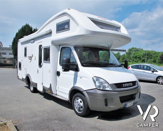 Arca 720 GLM - camper usato mansardato con letto matrimoniale posteriore, letto matrimoniale in mansarda e dinette a L convertibile in letto. Con garage.