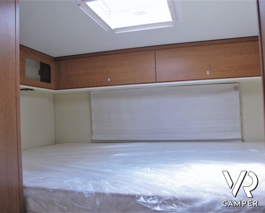 Arca 720 GLM - camper usato mansardato con letto matrimoniale posteriore, letto matrimoniale in mansarda e dinette a L convertibile in letto. Con garage.