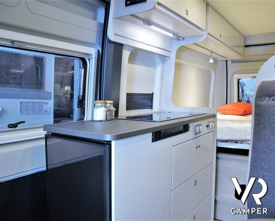 Burstner Campeo C 600: camper furgonato nuovo colore bianco, con letto sul tetto, accessoriato con pacchetto Campeo + Active. Su Fiat Ducato 140 CV.