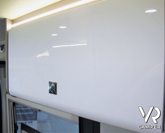 Burstner Eliseo C 540: camper furgonato nuovo con letto sul tetto, colore blu, accessoriato con pacchetto Eliseo + Eliseo Select. Su Fiat Ducato 140 CV.