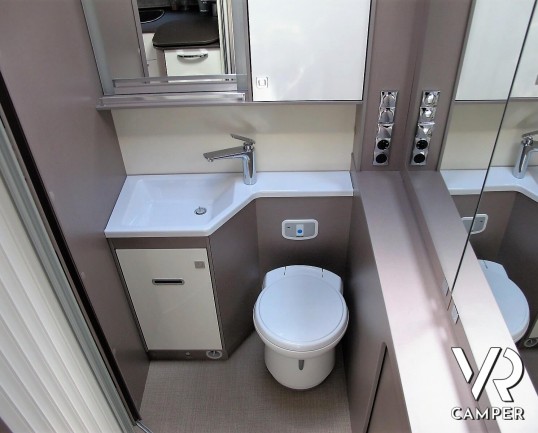 Burstner Lyseo TD 680 Privilège: camper nuovo semintegrale con letto basculante e garage per biciclette. Pacchetto Lyseo TD. Su Fiat Ducato 140 CV.