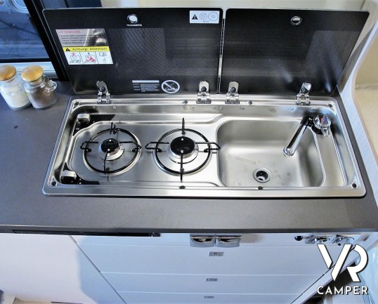 Burstner Campeo C 600: camper furgonato nuovo colore bianco, con letto sul tetto, accessoriato con pacchetto Campeo + Active. Su Fiat Ducato 140 CV.